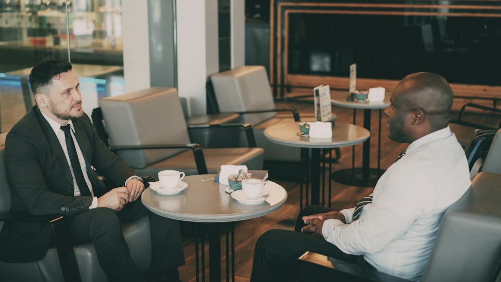 Dos personas conversando en un café