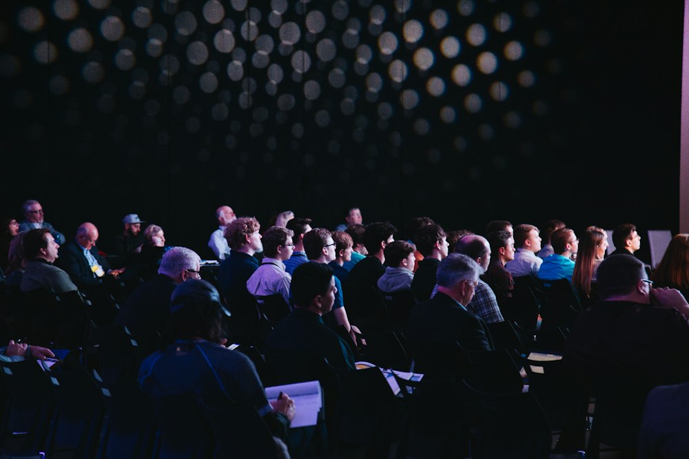 Audiencia en una sala durante una conferencia