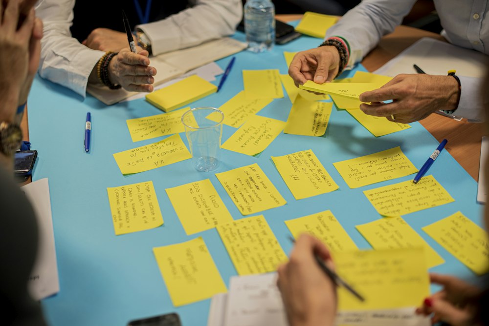 Equipo en un taller de trabajo colaborativo