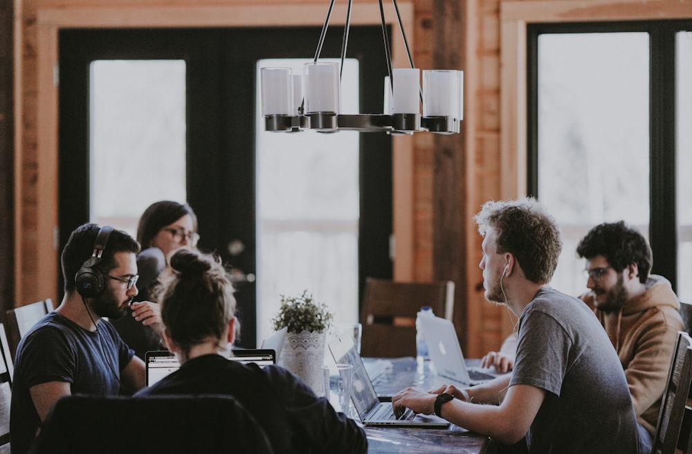 Equipo colaborando alrededor de una mesa