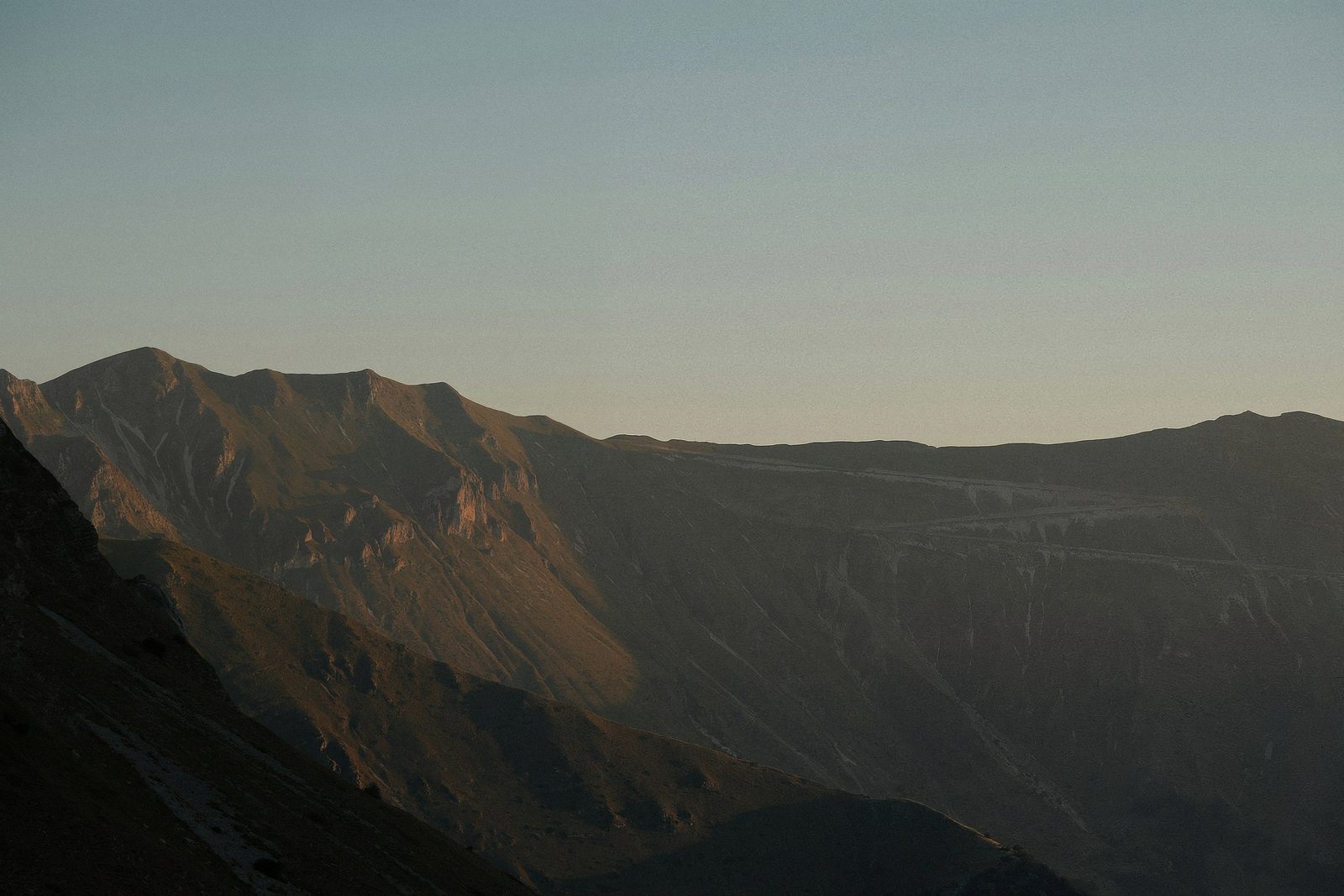 Montañas al amanecer bajo una luz dorada